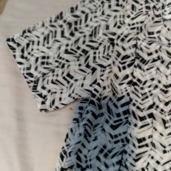 Donnkenny Ladies button down black and white print  blouse. Size petite medium. - Picture 2 of 5